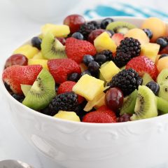 Salade-de-fruits-frais-sauce-miel-jus-de-citron-recette-facile-rapide-melon-fraises-ananas-mures-myrtilles-bleuets-kiwi-raisins_1_680